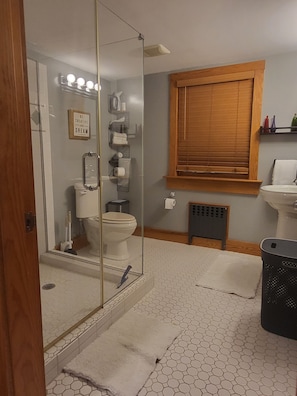 Hair dryer, towels, soap, shampoo - Charming house with WiFi and AC in superb Randolph (Randolph)