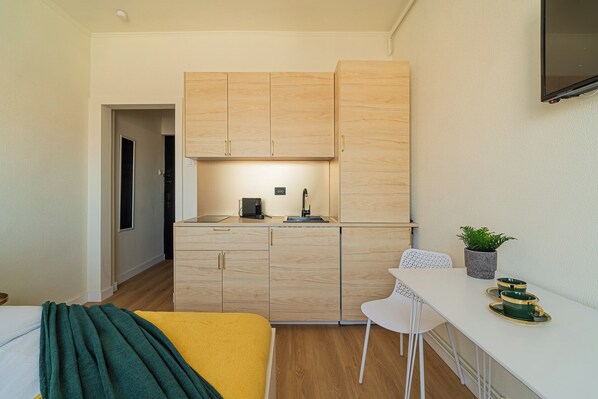 Comfort Condo, 1 Queen Bed, Non Smoking, Kitchen