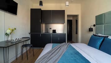 Comfort Condo, 1 Queen Bed, Non Smoking, Kitchen | Private kitchen | Coffee/tea maker, electric kettle