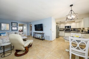 Smart-TV, Tischtennisplatte, Bücher