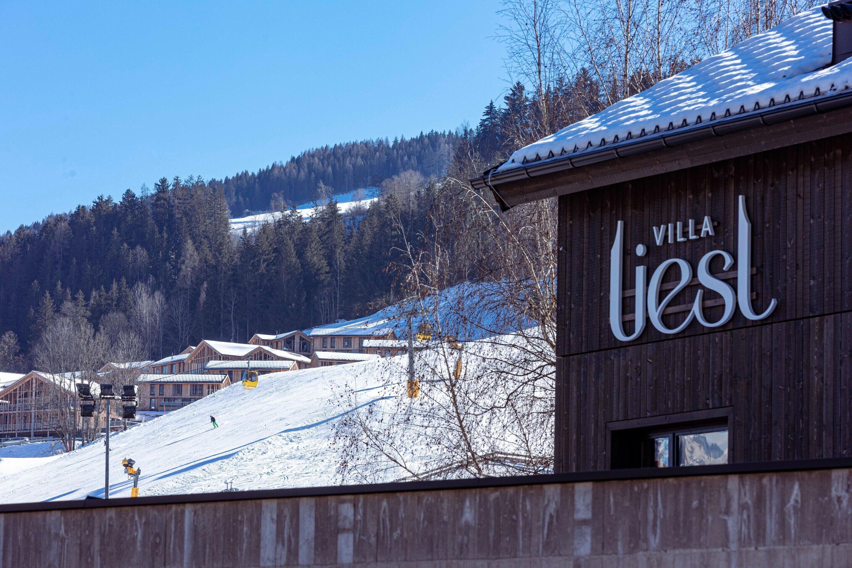 Edifici de fusta amb el rètol "Villa Lies" que indica un hotel o allotjament.