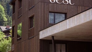 A wooden building with the sign "Villa Test" indicating a hotel or lodging establishment. - Premium Holiday Apartment With Sauna and Garden (Haus)