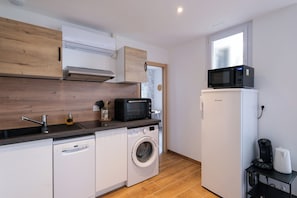 Fridge, microwave, oven, stovetop - Le Penhoët - Climatisation  - 200m gare (Saint-Nazaire)