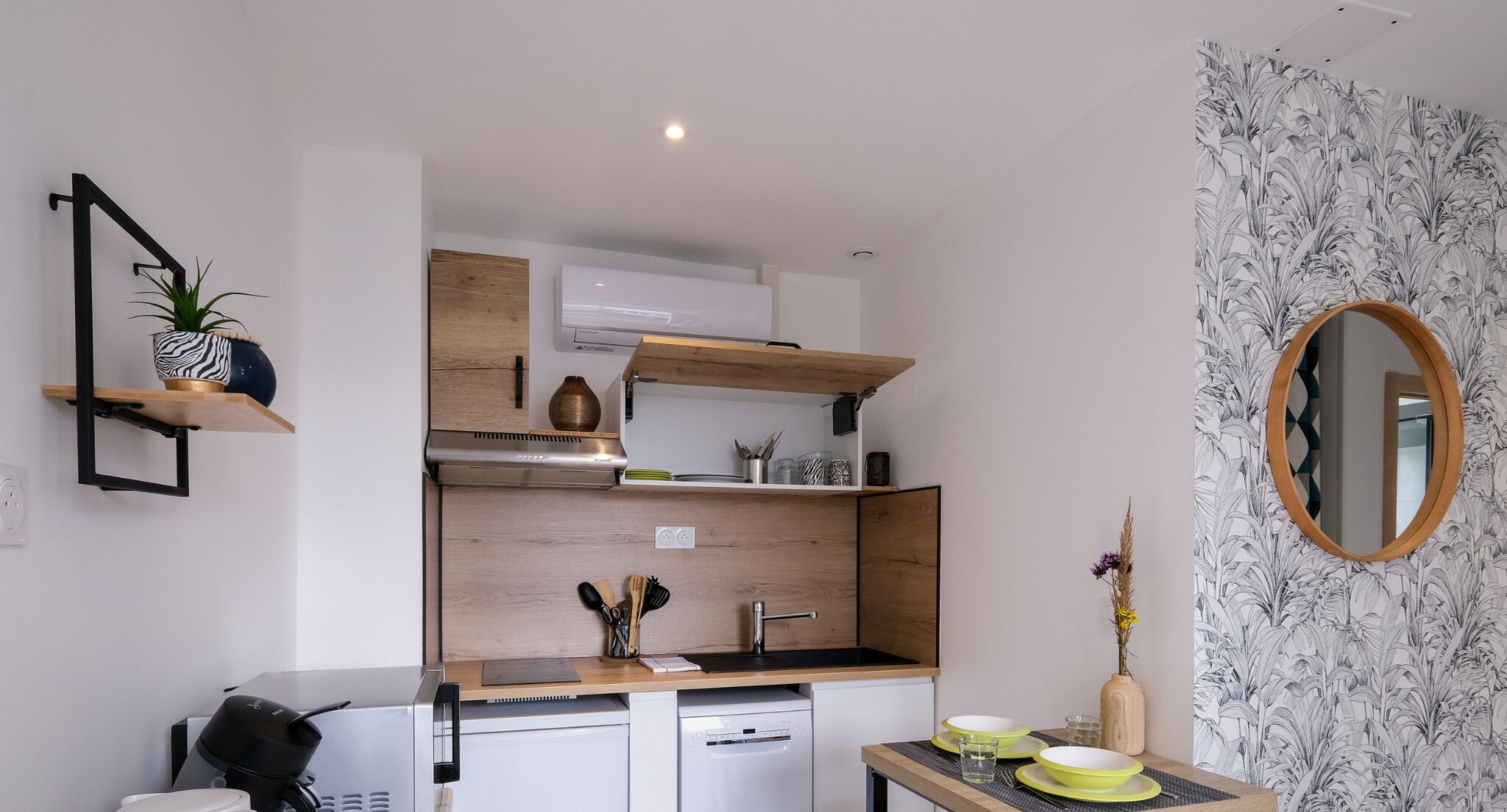 Réfrigérateur, micro-ondes, four, plaque de cuisson