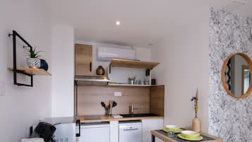 Réfrigérateur, micro-ondes, four, plaque de cuisson