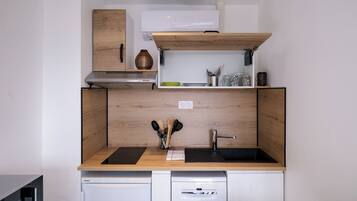 Réfrigérateur, micro-ondes, four, plaque de cuisson