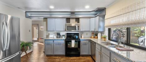 Een koelkast, een microgolfoven, een oven, een kookplaat