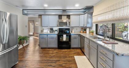 King Suite 3BR/2BA- The Colony 5 min/Grandscape Firepit + Air Hockey + Ping pong