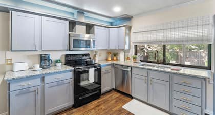 King Suite 3BR/2BA- The Colony 5 min/Grandscape Firepit + Air Hockey + Ping pong