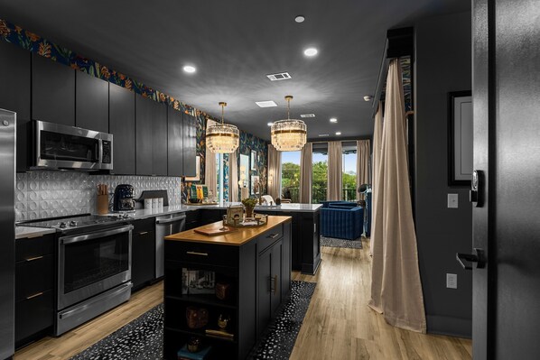 Microondas, horno, placa de cocina, lavavajillas