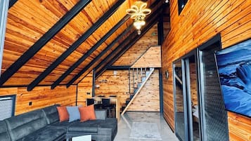 Deluxe-Bungalow, Seeblick | Wohnbereich | Fernseher