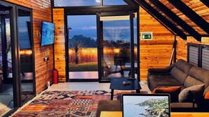 Bungalow – deluxe, utsikt mot innsjø | Oppholdsområde