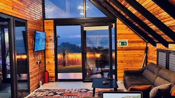 Deluxe-Bungalow, Seeblick | Wohnbereich | Fernseher