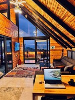 Bungalow Deluxe, vistas al lago | Zona de estar | Una televisión