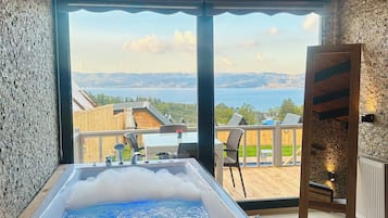 Superior Bungalow, Lake View | Jetted tub