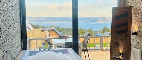 Superior-Bungalow, Seeblick | Whirlwanne