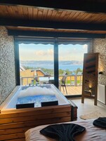 Bungalow superior, vistas al lago | Bañera de hidromasaje