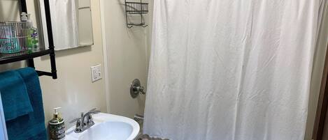 Dusche, Haartrockner, Handtücher, Seife