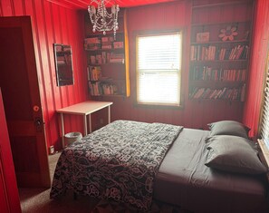 4 bedrooms, iron/ironing board, WiFi, bed sheets - The Love Shack close to U of I (Champaign)