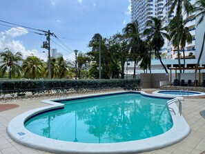 Una piscina al aire libre