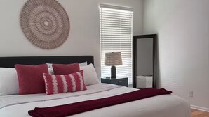 3 quartos, escrivaninha, ferros/tábuas de passar roupa, berço de viagem