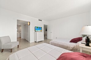 1 bedroom, individually decorated, individually furnished - Ocean Peace of Mind - Beachfront Condo With Pool & Gym (Hollywood)