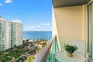 Property grounds - Ocean Peace of Mind - Beachfront Condo With Pool & Gym (Hollywood)