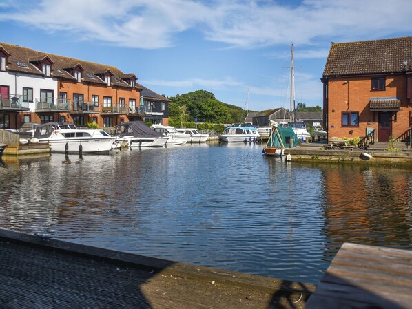 Marina - Attractive "upside down" waterside home, with four en-suite bedrooms. (Horning)