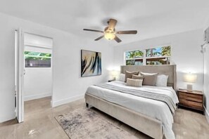 5 bedrooms, desk, iron/ironing board, free WiFi - Sunny Days Getaway, 5BD Heated Pool Family Home! (Fort Lauderdale)