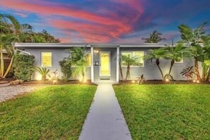 Exterior - Sunny Days Getaway, 5BD Heated Pool Family Home! (Fort Lauderdale)