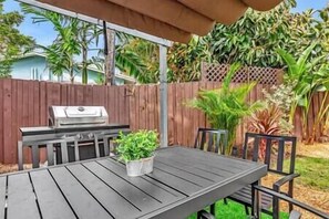 Outdoor dining - Sunny Days Getaway, 5BD Heated Pool Family Home! (Fort Lauderdale)