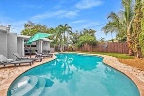 A heated pool - Sunny Days Getaway, 5BD Heated Pool Family Home! (Fort Lauderdale)