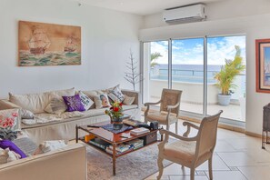 TV - Sapphire Beachfront Penthouse (Lowlands)
