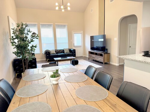 Modern 4br house · 4 king beds · Game room · Community Pool · Pets welcome!