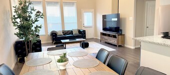 Modern 4br house · 4 king beds · Game room · Community Pool · Pets welcome!