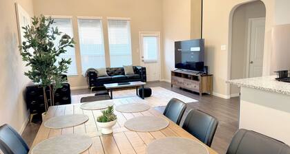 Modern 4br house · 4 king beds · Game room · Community Pool · Pets welcome!
