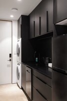 Ψυγείο, φούρνος μικροκυμάτων, πλυντήριο πιάτων