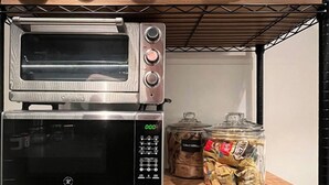 A kitchen shelf with a toaster oven, jars of snacks, and a blender. - Coldbrook Bed and Breakfast (Bearsville)