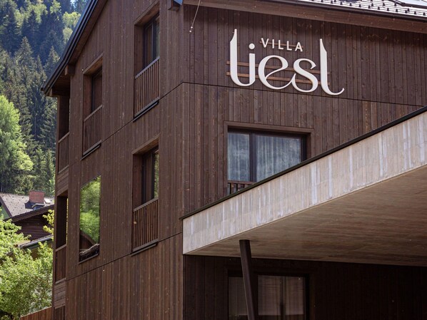 A wooden building with the sign "Villa Test" indicating a hotel or lodging establishment. - Premium Holiday Apartment With Balcony and Sauna (Haus)