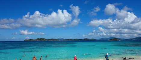 På stranden, solsenger og strandhåndklær