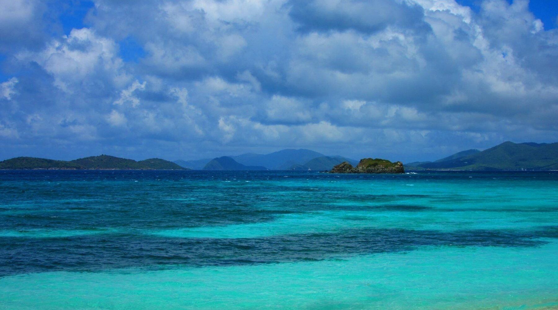 Sur la plage, chaise longue, serviettes de plage