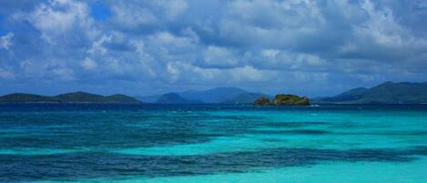 Plage, chaises longues, serviettes de plage