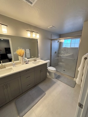 Shower, hair dryer, towels, soap - Red Rock Retreat, 3-bedroom New townhome in Washington Utah w/ AC & fast WiFi (Washington)