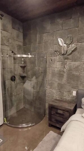 Haartrockner, Handtücher, Seife, Toilettenpapier