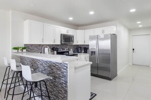 雪櫃、微波爐、焗爐、爐具