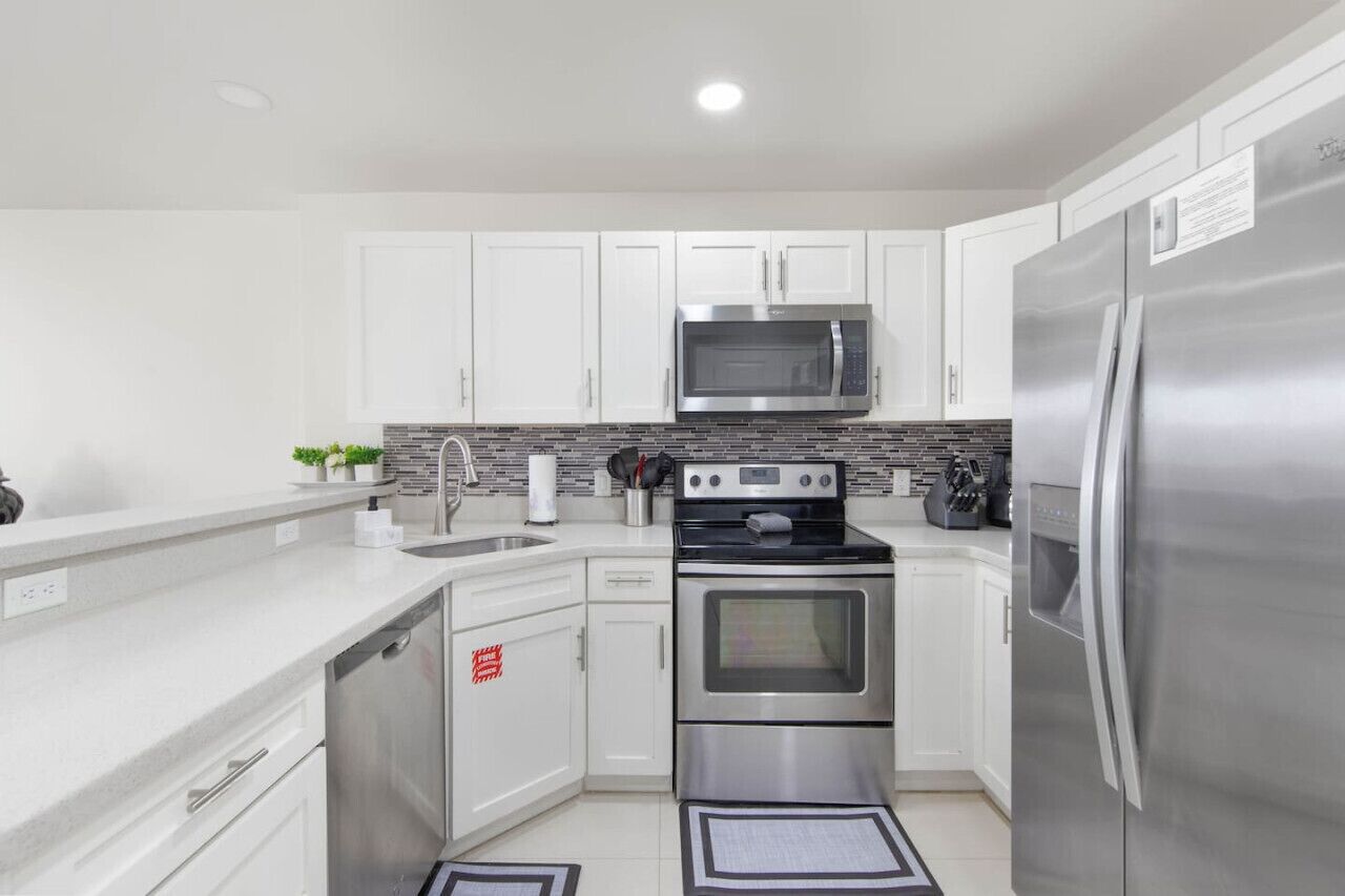 Een koelkast, een magnetron, een oven, een kookplaat