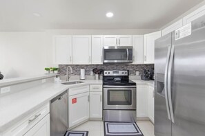 Frigorífico, microondas, horno y placa de cocina