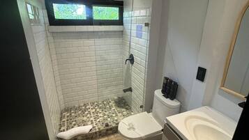 Vila superior | Banheiro | Chuveiro, toalhas de banho, sabonete, shampoo