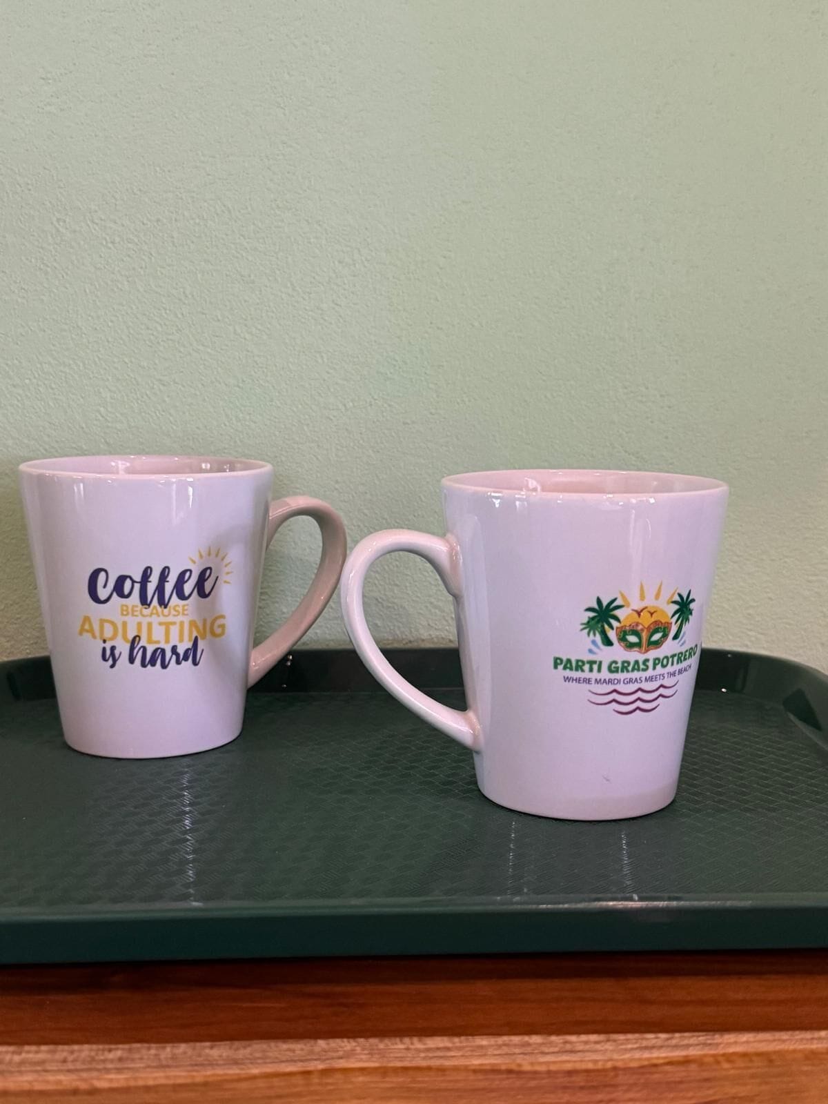 Two mugs on a tray.