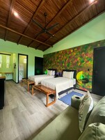 Ropa de cama de alta calidad y caja de seguridad en la habitación